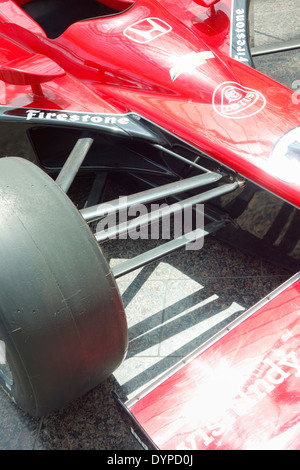 USA, Indiana, Indianapolis. Close-up view of front tire and steering mechanism of red Honda Indycar Stockfoto