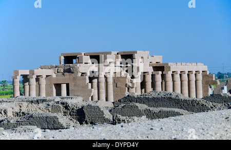 Ramesseum Beerdigung Tempel des Pharao Ramses II. der große (1303-1213 v. Chr. XIX dyn.) Außenansicht von Westen Stockfoto