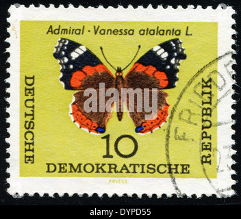 DDR - CIRCA 1964: Eine Briefmarke gedruckt in DDR, zeigt einen Schmetterling Vanessa Atalanta, ca. 1964 Stockfoto