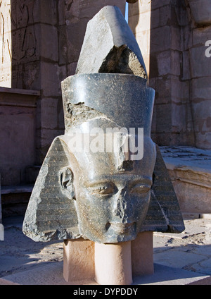 Ramesseum Beerdigung Tempel des Pharao Ramses II. der große (1303-1213 v. Chr. XIX dyn.). Blick auf das kolossale Kopf des Königs. Stockfoto