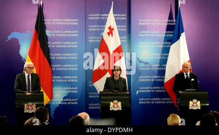 Deutscher Außenminister Frank-Walter Steinmeier (L) hält eine gemeinsame Pressekonferenz mit French Foreign Minister Laurent Fabius (R) und Georgian Foreign Minister Maia Panjikidze (C) auf das georgische Außenministerium in Tiflis, Georgien, 24. April 2014. Steinmeier und Fabius sind zu einem offiziellen Besuch in Georgien als Teil ihrer Tour zur Förderung einer aktiven europäischen Außenpolitik in Moldawien, Georgien und Tunesien. Die Gespräche in Moldawien und Georgien konzentriert sich auf die Ukraine-Krise. Fabius und Steinmeier beschlossen im Januar, zu reisen zusammen, um die deutsch-französischen Beziehungen neue Impulse verleihen Stockfoto