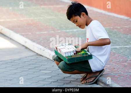 Kleiner Junge verkaufen Zigaretten in Angeles City, Luzon, Philippinen Stockfoto