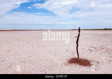 Lake Ballard wo ANTONY GORMLEY Gusseisen Skulpturen, in der Nähe von Menzies Westaustralien platziert sind Stockfoto