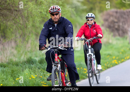 Aktive ältere Menschen fahren Fahrrad, Fahrradfahrer, Radfahren auf Radwegen, gesunder Lebensstil, Fahrradfahrer, alte Menschen aktiv Stockfoto