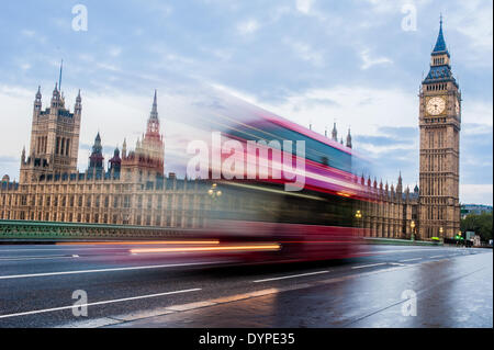 London, UK. 24. April 2014.  ein Doppeldecker-Bus überquert Westminster Bridge Minuten vor Sonnenaufgang. Bildnachweis: Piero Cruciatti/Alamy Live-Nachrichten Stockfoto