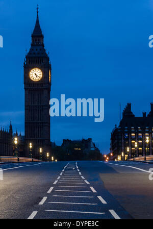 London, UK. 24. April 2014.  Leere Westminster Bridge vor Sonnenaufgang. Bildnachweis: Piero Cruciatti/Alamy Live-Nachrichten Stockfoto