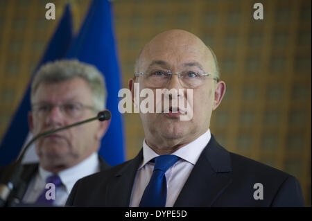 Paris, Frankreich. 23. April 2014. French Finance Minister Michel Sapin (R) und Haushaltsminister Junior Christian Eckert besuchen eine Pressekonferenz, die französische Regierung Landegestell Programm 2014-2017 an das Wirtschaftsministerium in Paris am 23. April 2014 zu präsentieren. Frankreich soll das öffentliche Defizit in der EU-Grenzwert von 3,0 Prozent des Ausgangs nächstes Jahr, nach dem Schneiden auf 3,8 Prozent in diesem Jahr verringern die Regierung sagte am Mittwoch in eine Reihe von Maßnahmen um die öffentlichen Finanzen zu stabilisieren. (Foto/Zacharie Scheurer) © Zacharie Scheurer/NurPhoto/ZUMAPRESS.com/Alamy Live-Nachrichten Stockfoto