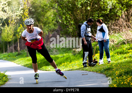 Aktive Menschen auf Radwegen in Rollschuhen Stockfoto