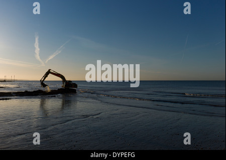 Baggerlader Bagger am Strand, Ebbe, Sonnenaufgang, mechanischen Bagger Stockfoto