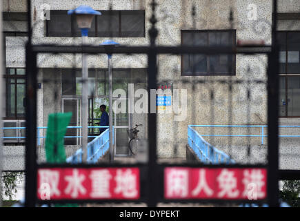 (140424)--WUHAN, 24. April 2014 (Xinhua)--die Tür eines Gebäudes für Wasser-immer in der Nähe der Baihezui-Wasser-Anlage in Wuhan, der Hauptstadt der Provinz Zentral-China-Hubei, 24. April 2014 geschlossen ist. Zwei große Wasserversorger in Wuhan, der Baihezui und Yushidun Wasserpflanzen, abgehängte Wasserproduktion am Mittwoch, nachdem Tests zeigten, dass der Wuhan-Abschnitt des Han-Flusses, einer der größten Nebenflüsse des Yangtze-Flusses, übermäßige Menge von Ammoniak und Stickstoff enthalten. Ihr Moratorium der Wasserversorgung hat auf einer Fläche von 260 Quadratkilometern in der Stadt, die mehr als 300.000 Menschen betreffen Wassermangel verursacht. Stockfoto