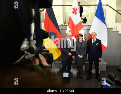 Deutscher Außenminister Frank-Walter Steinmeier (L) hält eine gemeinsame Pressekonferenz mit French Foreign Minister Laurent Fabius (R) und Georgian Foreign Minister Maia Panjikidze (C) auf das georgische Außenministerium in Tiflis, Georgien, 24. April 2014. Steinmeier und Fabius sind zu einem offiziellen Besuch in Georgien als Teil ihrer Tour zur Förderung einer aktiven europäischen Außenpolitik in Moldawien, Georgien und Tunesien. Die Gespräche in Moldawien und Georgien konzentriert sich auf die Ukraine-Krise. Fabius und Steinmeier beschlossen im Januar, zu reisen zusammen, um die deutsch-französischen Beziehungen neue Impulse verleihen Stockfoto