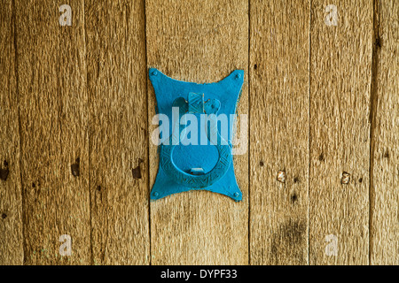 Ein blauer Türklopfer im traditionellen Haus in Tunesien Stockfoto