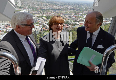 Deutscher Außenminister Frank-Walter Steinmeier (L) steht mit French Foreign Minister Laurent Fabius (R) und Georgian Foreign Minister Maia Panjikidze (C) Fahrt eine Seilbahn auf den Heiligen Mountr in Tiflis, Georgien, 24. April 2014. Steinmeier und Fabius sind zu einem offiziellen Besuch in Georgien als Teil ihrer Tour zur Förderung einer aktiven europäischen Außenpolitik in Moldawien, Georgien und Tunesien. Die Gespräche in Moldawien und Georgien konzentriert sich auf die Ukraine-Krise. Fabius und Steinmeier beschloss im Januar reisen zusammen, um die deutsch-französischen Beziehungen neue Impulse verleihen. Foto: RALF HIRSC Stockfoto