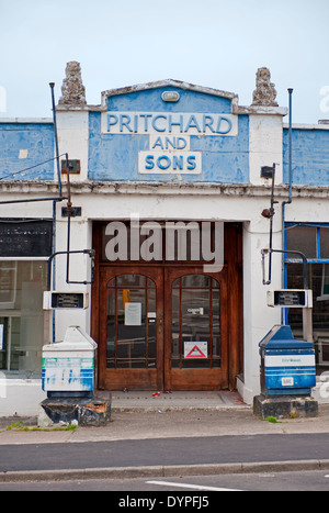 Alte ausgediente Garage mit 1950er-Jahre-Stil-Schriftzug in LLandrindod Wells, Wales, UK Stockfoto