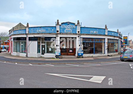 Alte ausgediente Garage mit 1950er-Jahre-Stil-Schriftzug in LLandrindod Wells, Wales, UK Stockfoto