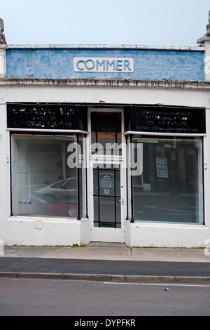 Alte ausgediente Garage mit 1950er-Jahre-Stil-Schriftzug in LLandrindod Wells, Wales, UK Stockfoto