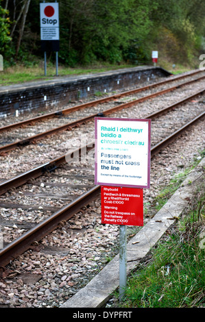 Schild Warnung Passagiere nicht auf die Ziellinie auf der Heart of Wales-Linie bei LLandrindod Stockfoto
