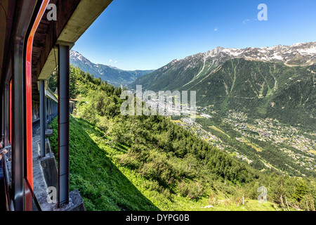 Auf dem Weg zum Gletscher Mer de Glace in eine Zahnradbahn Rad mit Blick auf Chamonix, Frankreich, EU Stockfoto