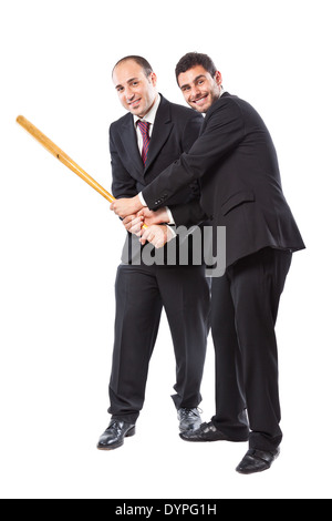 Zwei Geschäftsmänner stehend auf einem weißen Hintergrund halten zusammen einen Baseballschläger Stockfoto