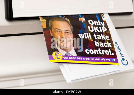 Nigel Farage verfügt über ein UKIP-Kampagne-Merkblatt für die Wahlen zum Europäischen Parlament 22. Mai 2014. Stockfoto