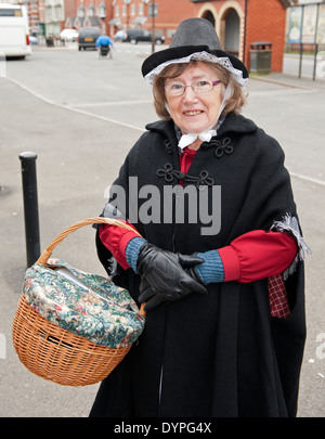 Eine walisische Dame gekleidet in traditionellen viktorianischen Kostümen Stockfoto