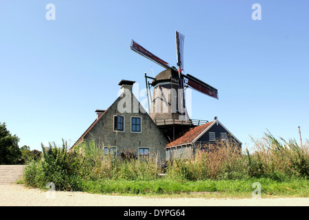 De Rat (1711), eine 300 Jahre alte ehemalige Sägemühle in IJlst, Friesland, Niederlande Stockfoto