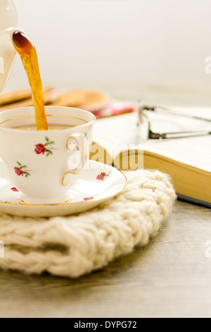 Teil einer Serie über holländische Sirupwaffeln (Stroopwafels) und Tee am Nachmittag Stockfoto