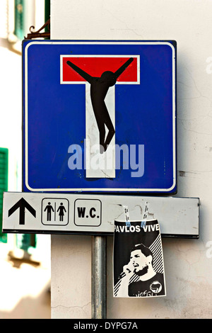 Graffiti auf ein Nein durch Straße Verkehrszeichen von Jesus am Kreuz, Florenz, Italien Stockfoto