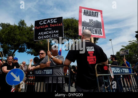 Mitglieder der armenischen Gemeinschaft nehmen an einer Demonstration vor dem türkischen Konsulat in Ostjerusalem Teil, um dem 99. Jahrestag des armenischen Völkermordes durch die Osmanen im Weltkrieg am 24. APRIL 2014 zu gedenken. Der Tag des Gedenkens an den Völkermord oder der Tag des Gedenkens an den Völkermord wird von Armeniern in verstreuten Gemeinden auf der ganzen Welt am 24. April begangen. Sie wird jährlich zum Gedenken an die Opfer des armenischen Völkermordes von 1915 bis 1923 abgehalten. Stockfoto