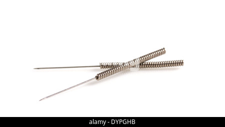 Akupunkturnadeln isoliert auf einem weißen Hintergrund. Stockfoto