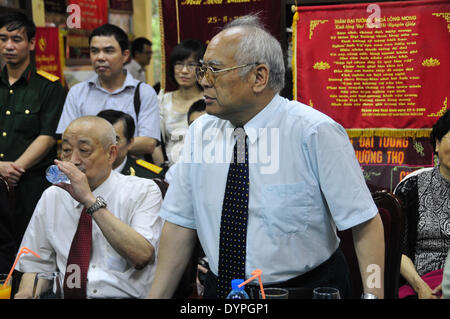 (140424)--HANOI, 24. April 2014 (Xinhua)--Chen Hanfeng, Sohn von Nguyen Sohn Hong Thuy (Hong Shui chinesische, 1908-1956), eine vietnamesische eminent militärischen Beamten als 'General der beiden Nationen', bekannt gewesen spricht beim Gespräch mit vietnamesischen späten General Vo Nguyen Giaps Familie in Vietnams Hauptstadt Hanoi am 24. April 2014. Eine Delegation des chinesischen ehemaligen Experten und ihren Familien einen Besuch der Residenz des vietnamesischen späten General Vo Nguyen Giap in Hanoi und traf mit Giaps Familienmitglieder. (Xinhua/Zhang Jianhua) Stockfoto