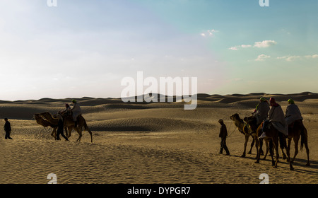 Kamelritt in die Wüste Sahara in Tunesien Stockfoto