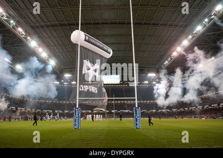 Fischadler V Newport Gwent Dragons - RaboDirect PRO12 im Millennium Stadium in Cardiff - Judgement Day. Stockfoto