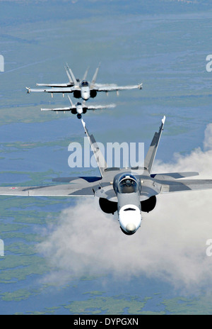 Vier US Marine Corp F/A-18 Hornet-Kampfflugzeuge fliegen in Formation 11. Juli 2009 über New Orleans, Louisiana. Stockfoto