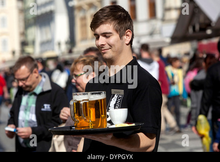 Prag Kellner serviert Bier Kaffee Prag Altstadt Prag Tschechien Tourismus Straße Stockfoto