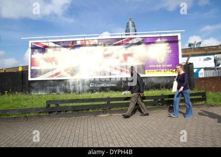 London UK. 24. April 2014. Ein Wahlplakat der United Kingdom Independence Party (UKIP) hat mit Farbe unkenntlich gemacht worden und Graffiti inmitten von Rassismus Zeile und Anschuldigungen das Plakat ist rassistisch, nachdem es von UKIP für Wahlen zum Europäischen Parlament am 22. Mai gestartet wurde Credit: Amer Ghazzal/Alamy Live-Nachrichten Stockfoto