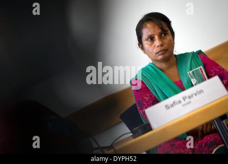 Berlin, Deutschland. 24. April 2014. Safia Parvin, spricht Gewerkschafter für Bangladeshi National Garment Arbeiter Föderation (NGWF) während einer Pressekonferenz in Berlin, Deutschland, 24. April 2014. Themen der Pressekonferenz wurden Entschädigungszahlungen von deutschen Unternehmen für die Opfer der eingestürzten Rana Plaza-Textilfabrik. Foto: DANIEL NAUPOLD/Dpa/Alamy Live News Stockfoto