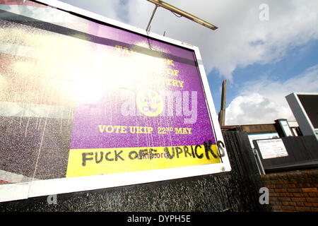 London UK. 24. April 2014. Ein Wahlplakat der United Kingdom Independence Party (UKIP) hat mit Farbe unkenntlich gemacht worden und Graffiti inmitten von Rassismus Zeile und Anschuldigungen das Plakat ist rassistisch, nachdem es von UKIP für Wahlen zum Europäischen Parlament am 22. Mai gestartet wurde Credit: Amer Ghazzal/Alamy Live-Nachrichten Stockfoto