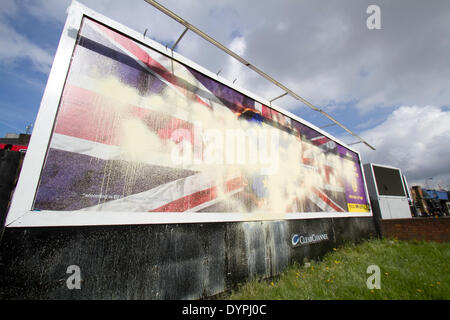 London UK. 24. April 2014. Ein Wahlplakat der United Kingdom Independence Party (UKIP) hat mit Farbe unkenntlich gemacht worden und Graffiti inmitten von Rassismus Zeile und Anschuldigungen das Plakat ist rassistisch, nachdem es von UKIP für Wahlen zum Europäischen Parlament am 22. Mai gestartet wurde Credit: Amer Ghazzal/Alamy Live-Nachrichten Stockfoto