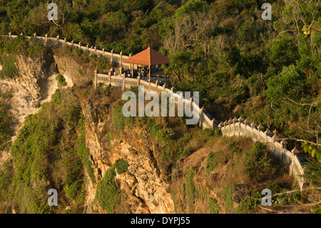 Neben der Ulu Watu Tempel Pura Luhur Klippen. Bali. Uluwatu Tempel ist ein Hindu-Tempel am Kliff Ufer im südlichen Teil von Bal Stockfoto