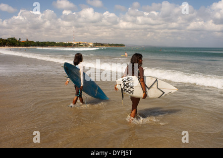 Woamen Surfer am Strand von Kuta. Surfunterricht. Bali. Kuta ist eine Küstenstadt im Süden von der Insel Lombok in Indon Stockfoto