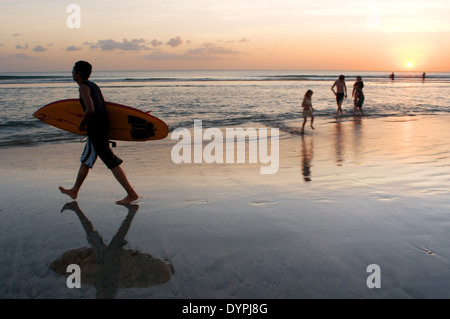 Surfer am Strand von Kuta. Surfunterricht. Bali. Kuta ist eine Küstenstadt im Süden von der Insel Lombok in Indonesien. Stockfoto