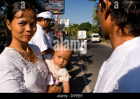 Eine Familie vor einem Hindu Tempel während einer Feier Urlaub. Bali. Galungan feiern Bali Indonesien. Kuta ist eine Küstenstadt Stockfoto