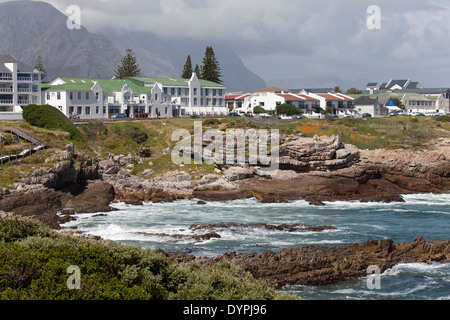 die felsige Küste und Hotels in Hermanus, Western Cape, Südafrika Stockfoto