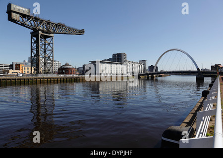 Blick nach Osten, entlang des Flusses Clyde in Richtung der Finnieston Kran und Clyde Arc Brücke, Glasgow, Schottland, Vereinigtes Königreich Stockfoto
