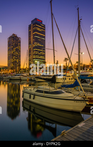 Sonnenuntergang über Port Olimpic Hotel Arts und Mapfre Tower im Hintergrund, Barcelona, Katalonien, Spanien Stockfoto