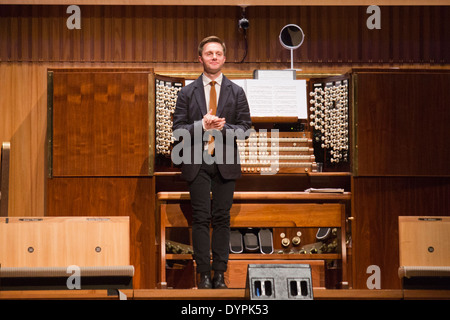 Martin Creed - 'Face to Face mit Bach (Arbeit 1815)', Southbank Centre, Royal Festival Hall, London. Organist James McVinnie Stockfoto