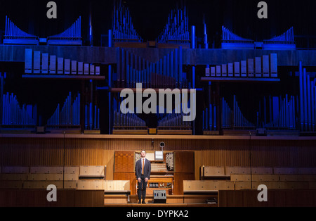 Martin Creed - 'Face to Face mit Bach (Arbeit 1815)', Southbank Centre, Royal Festival Hall, London. Organist James McVinnie Stockfoto