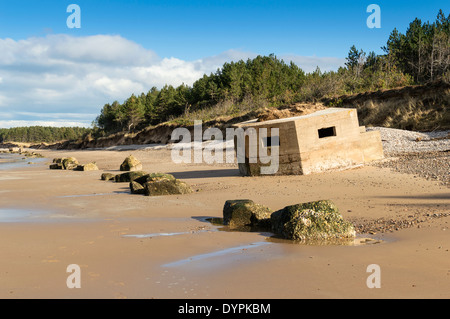 WELTKRIEG II VERTEIDIGUNG MIT BUNKERN AM STRAND VON FINDHORN JETZT ALLMÄHLICH INS MEER RUTSCHEN Stockfoto