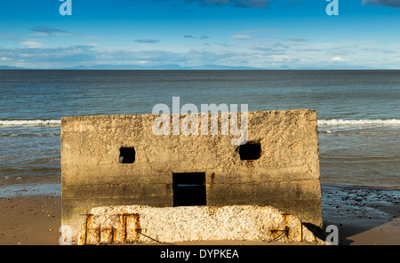 WELTKRIEG II PILLENBOX AUF FINDHORN STRAND MORAY SCHOTTLAND BLICK AUF DAS MEER Stockfoto